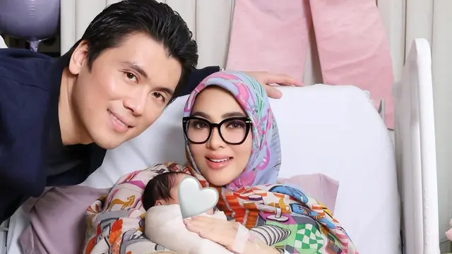 8 Potret Princess R dalam Pelukan Syahrini dan Ranjang Bayi yang Mewah