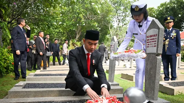 Usai Pimpin Upacara, Gibran Tabur Bunga di Makam BJ Habibie hingga Pahlawan Tak Dikenal