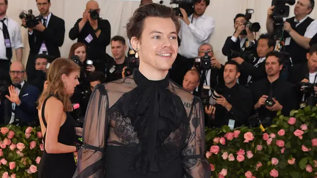 Koleksi Kolaborasi Brand Harry Styles X JW Anderson Dinilai Kemahalan, Gantungan Kunci Serupa Penis Dihargai Rp5,6 Juta